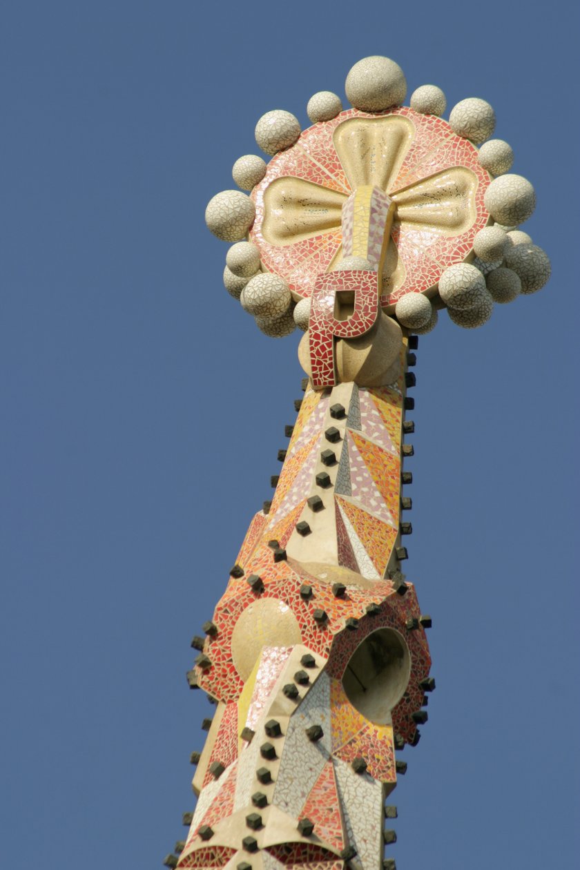Sagrada Familia -katedraalin tornin huippu, vuodelta 1882 (keraaminen) tekijältä Antonio Gaudi