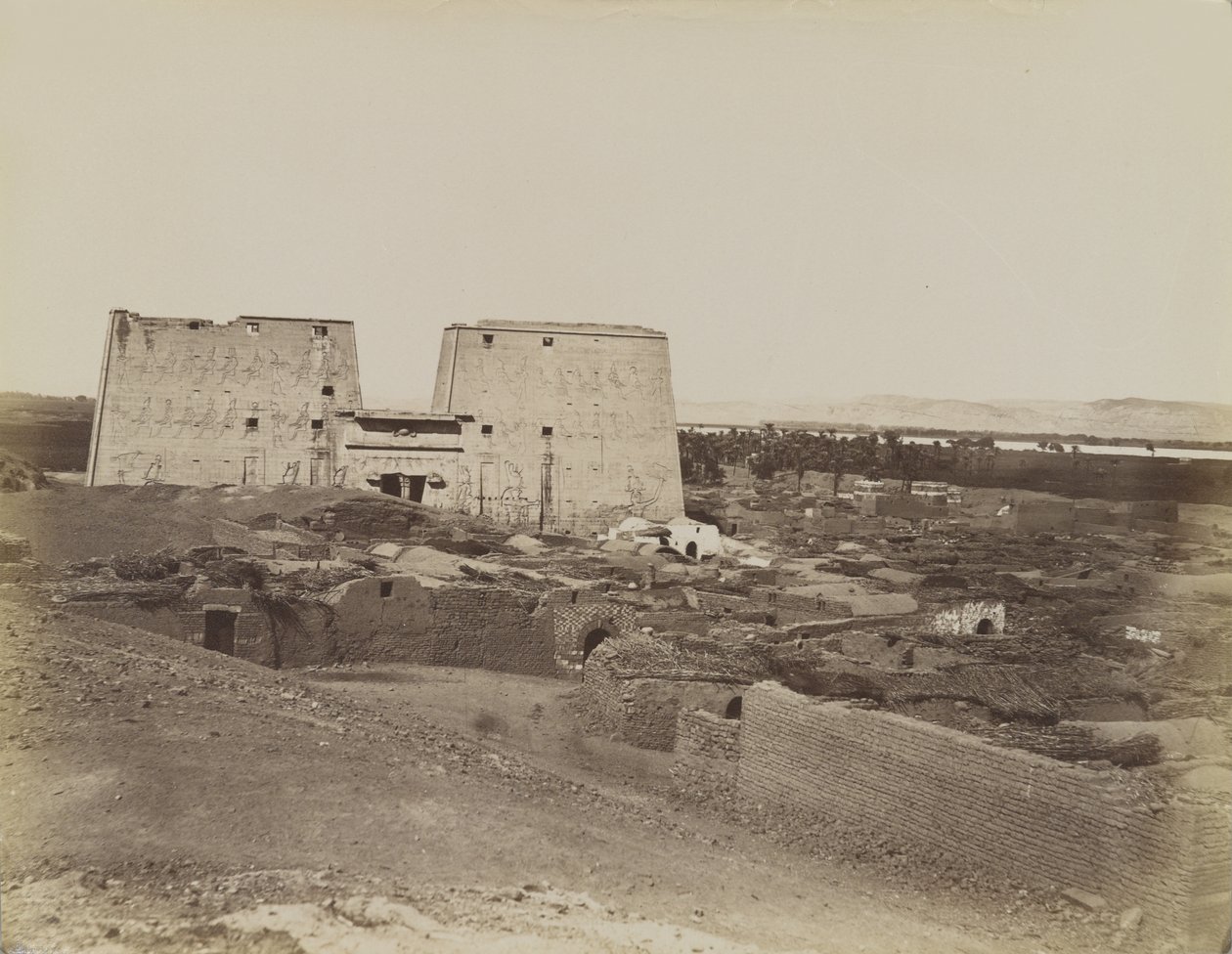Edfu, näkymä Pylonille ja kylään tekijältä Antonio Beato