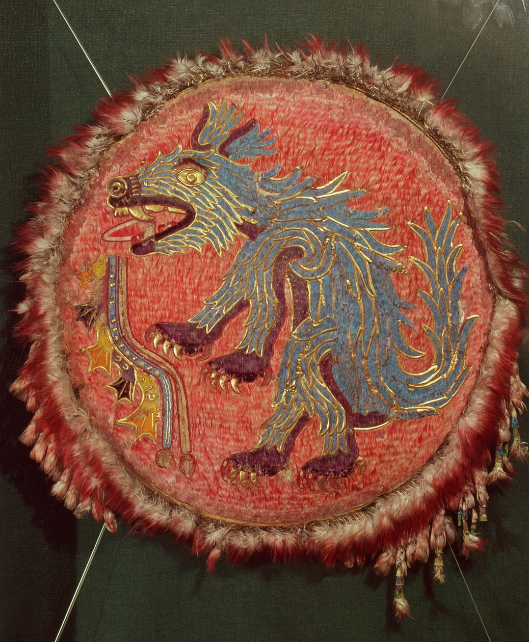 Kilpi, n. 1500 (höyhenet, arkkikulta, agave-paperi, nahka ja ruoko) tekijältä Aztec