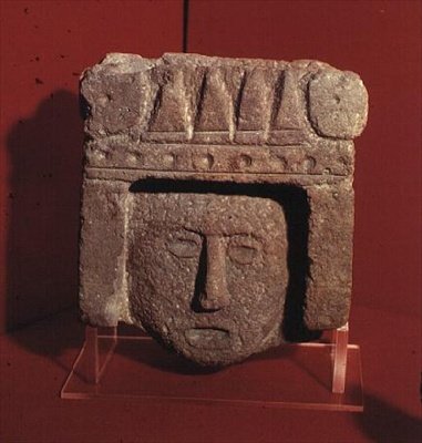 Atsteekkien veistetty pää tekijältä Aztec