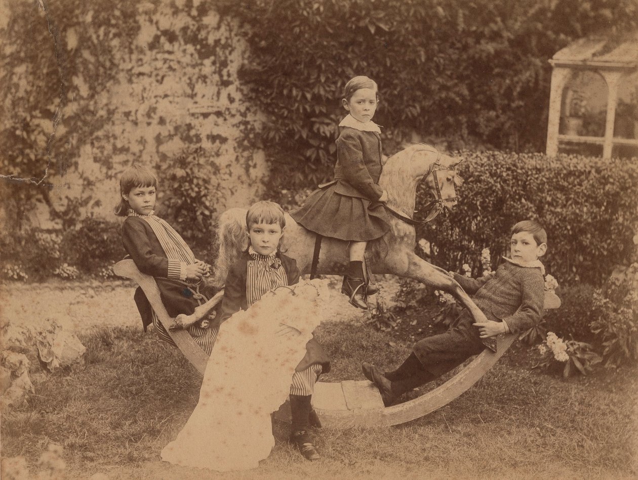 Lapset keinuhevosella, n.1890 (bw kuva) tekijältä B. Thomas