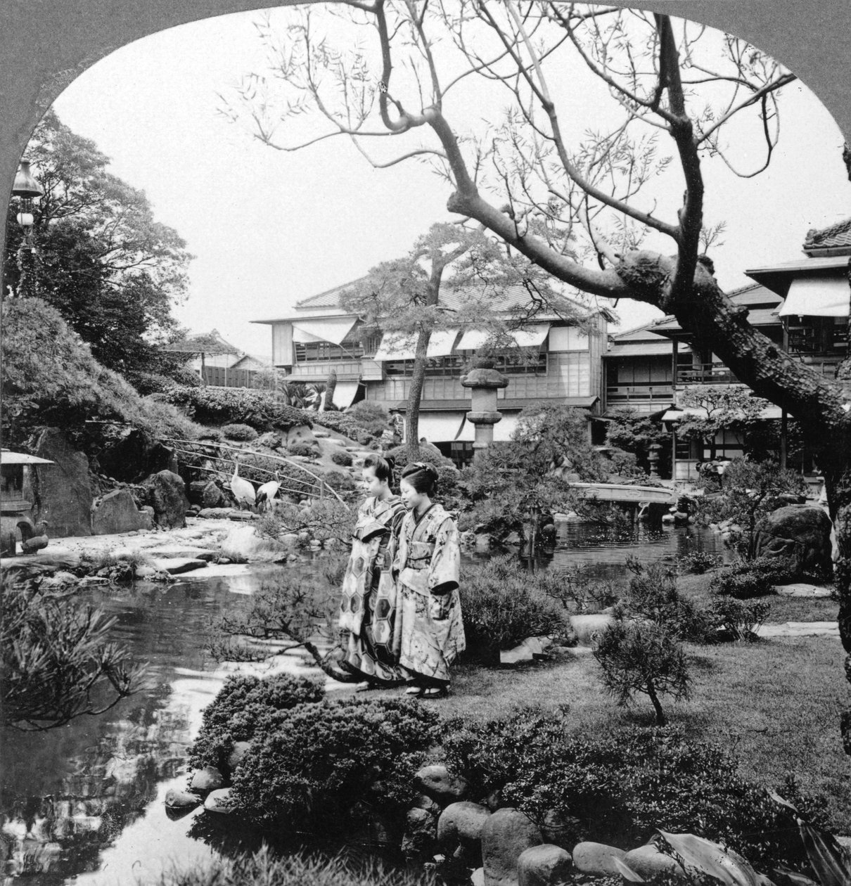 Japanilaiset piiat puutarhassa, 1904. tekijältä B. L. Singley