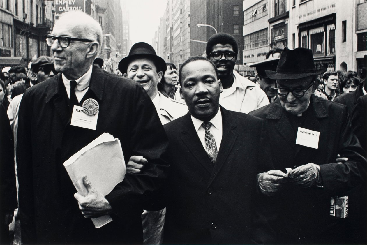 Benjamin Spock, tohtori King ja monsignor Rice of Pittsburgh marssivat solidaarisuuspäivän paraatissa tekijältä Benedict J. Fernandez