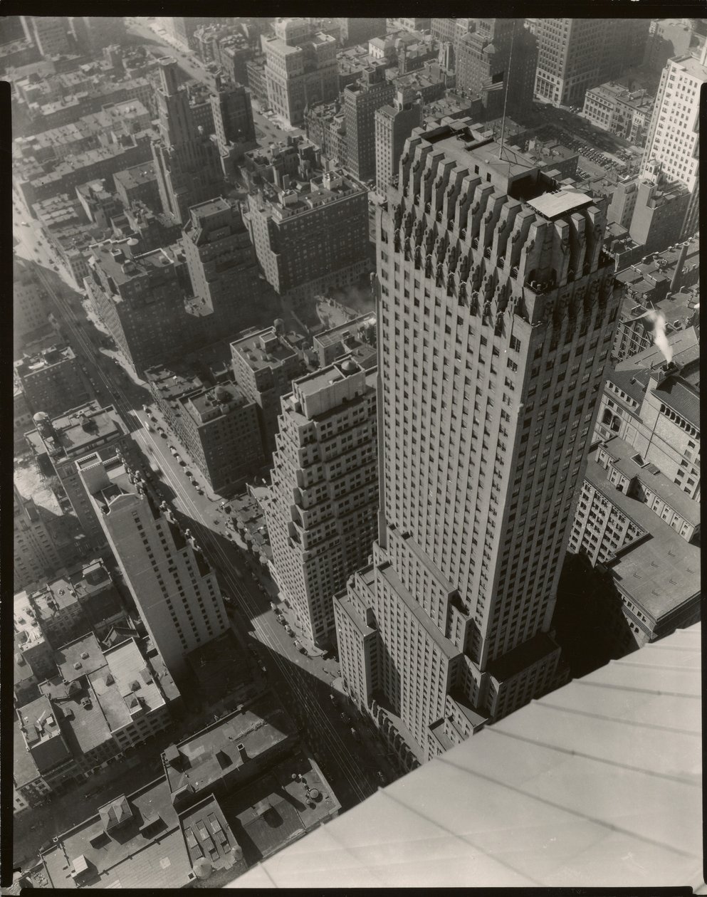 Chanin Building, New York tekijältä Berenice Abbott