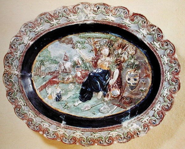 Floraa kuvaava ruokalaji (fajanssi) tekijältä Bernard Palissy