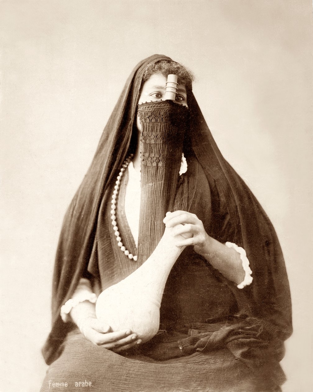 Tyttö, jolla on päähine ja pipo, n. 1867-98 tekijältä Bonfils Studio