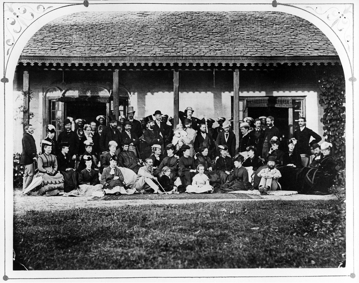 Ryhmä - Hallitustalo, n. 1871 tekijältä British Photographer