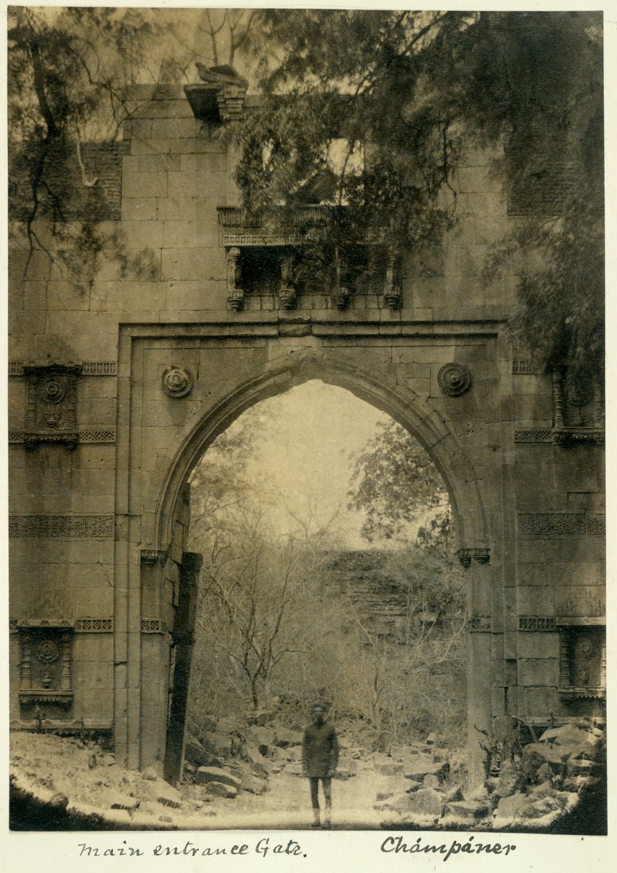 Pääsisäänkäynnin portti, Champaner, n. 1875 (b/w kuva) tekijältä British Photographer