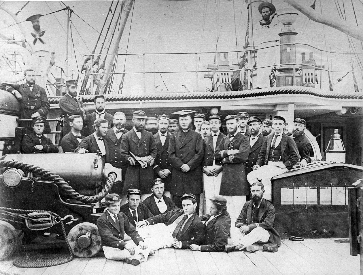 Upseerit HMS Eclipsen aluksella, n. 1888 tekijältä British Photographer