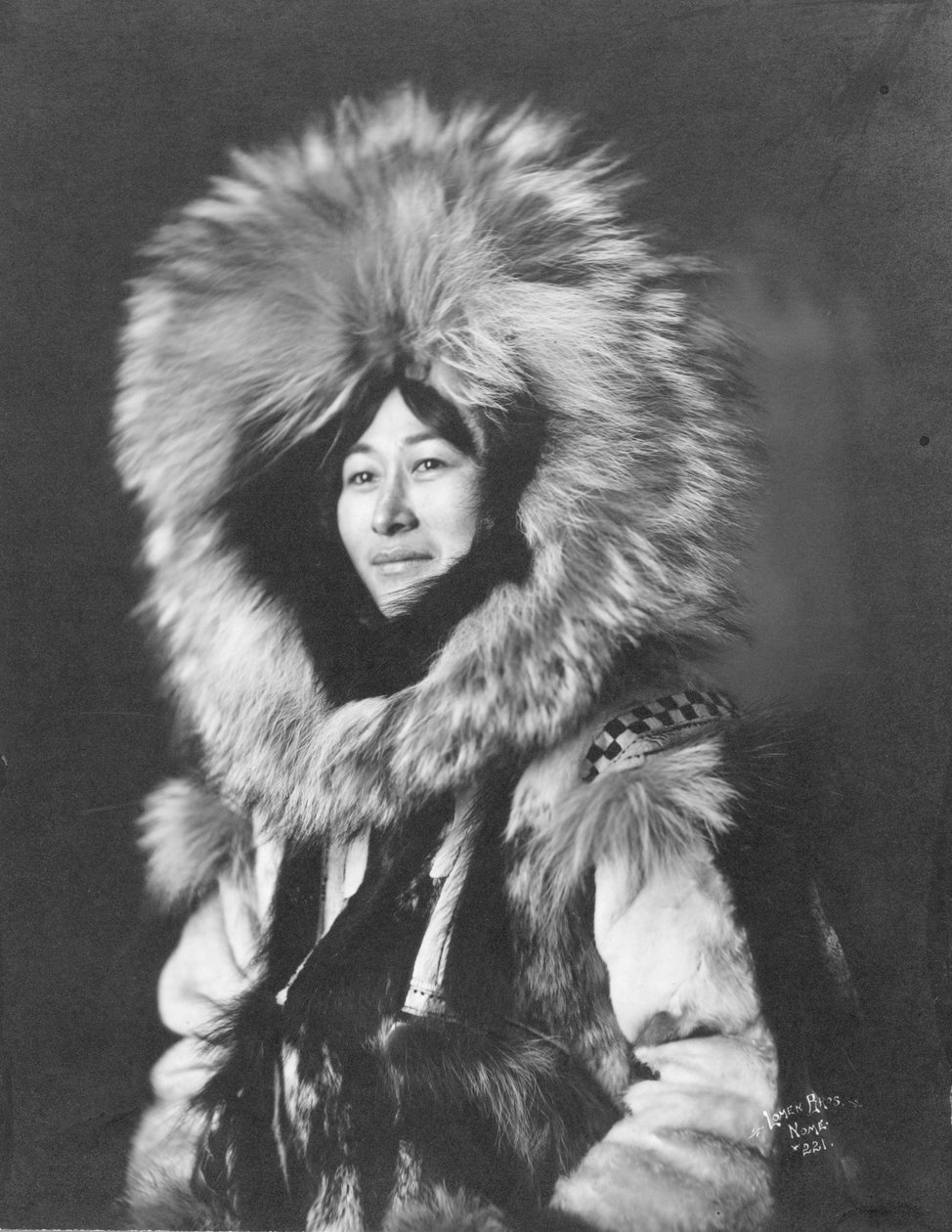Eskimonainen poseeraa, n. 1915 (b/w kuva) tekijältä Brothers Lomen
