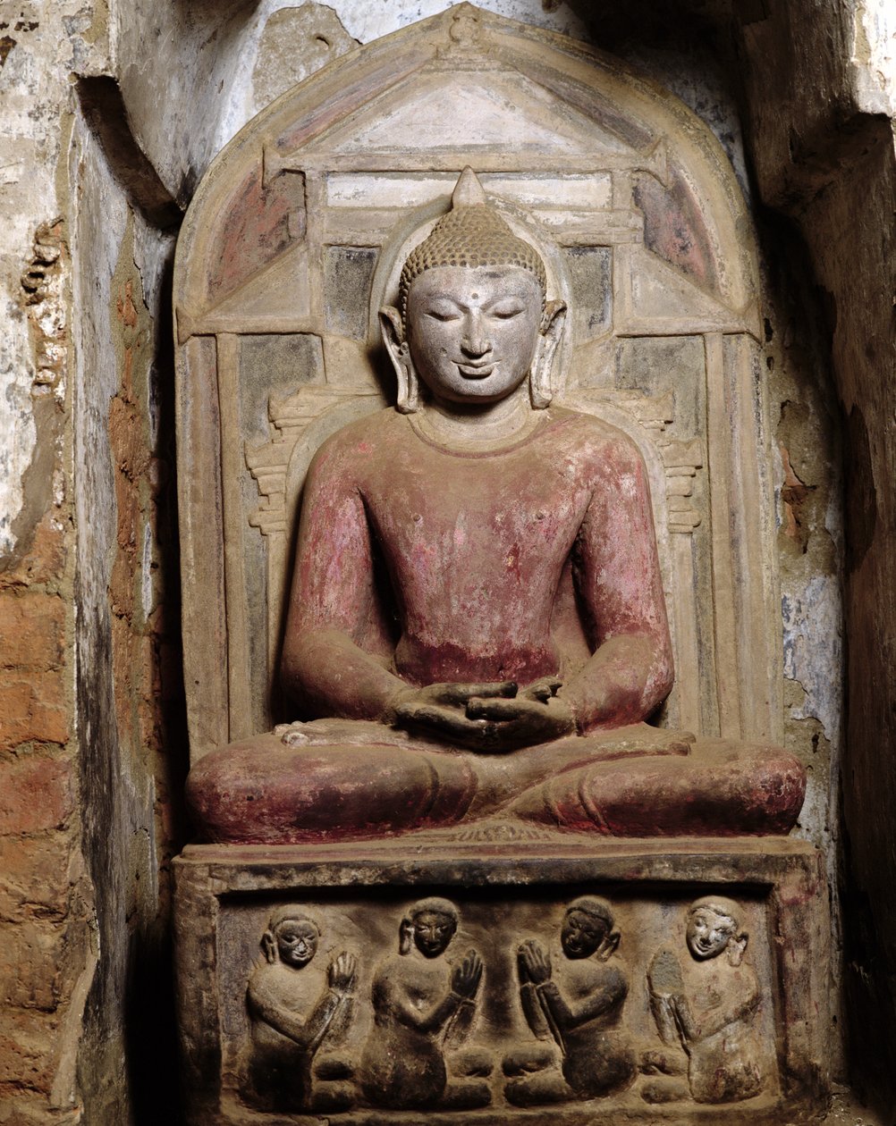 Istuva Buddha meditaatiossa (monivärinen kivi) tekijältä Burmese School