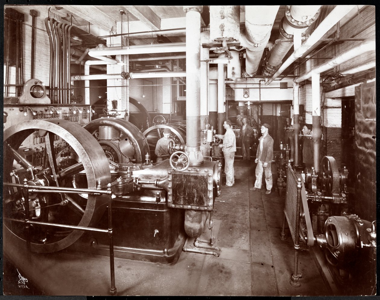 Lehdistö McCall Publishing Co.:ssa, New York, 1913 (hopeagelatiiniprintti) tekijältä Byron Company