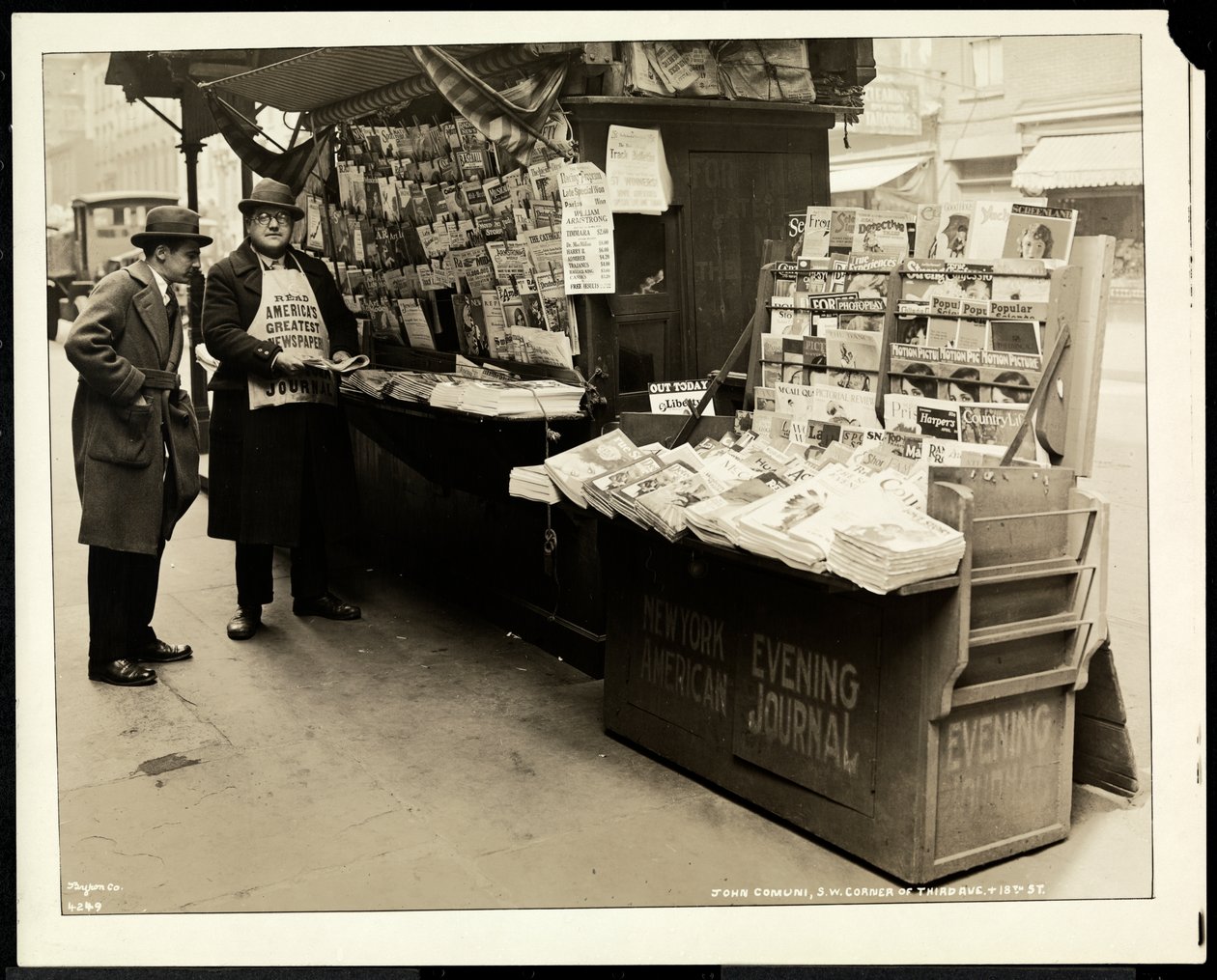 Sokea lehtikauppias John Comuni osastollaan 3rd Avenuen ja 18th Streetin kulmassa, New York, 1926 (hopeagelatiinivedos). tekijältä Byron Company