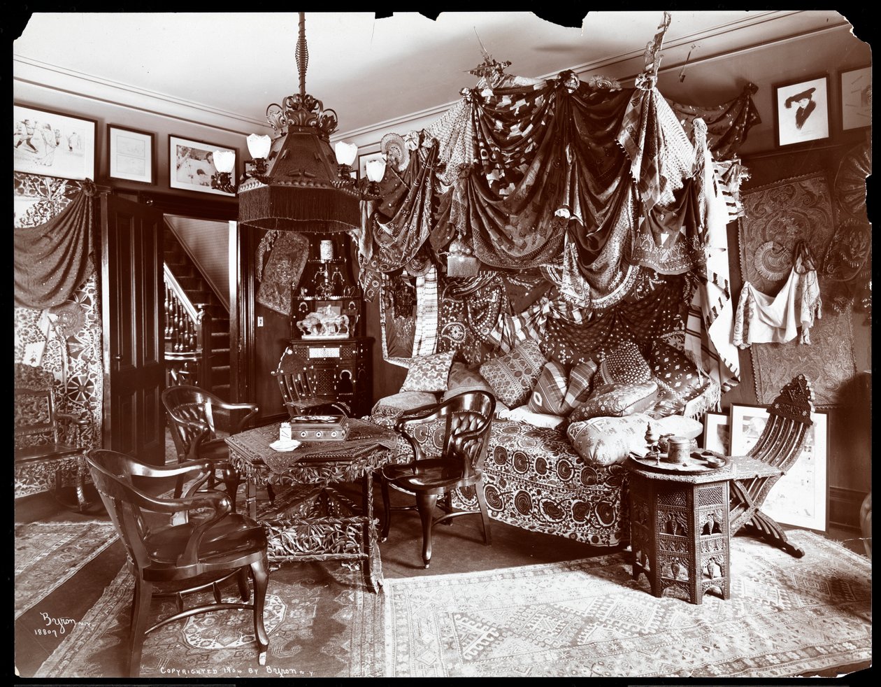 Lillian Russellin asunnon sisustus, New York, 1904 (hopeagelatiiniprintti) tekijältä Byron Company