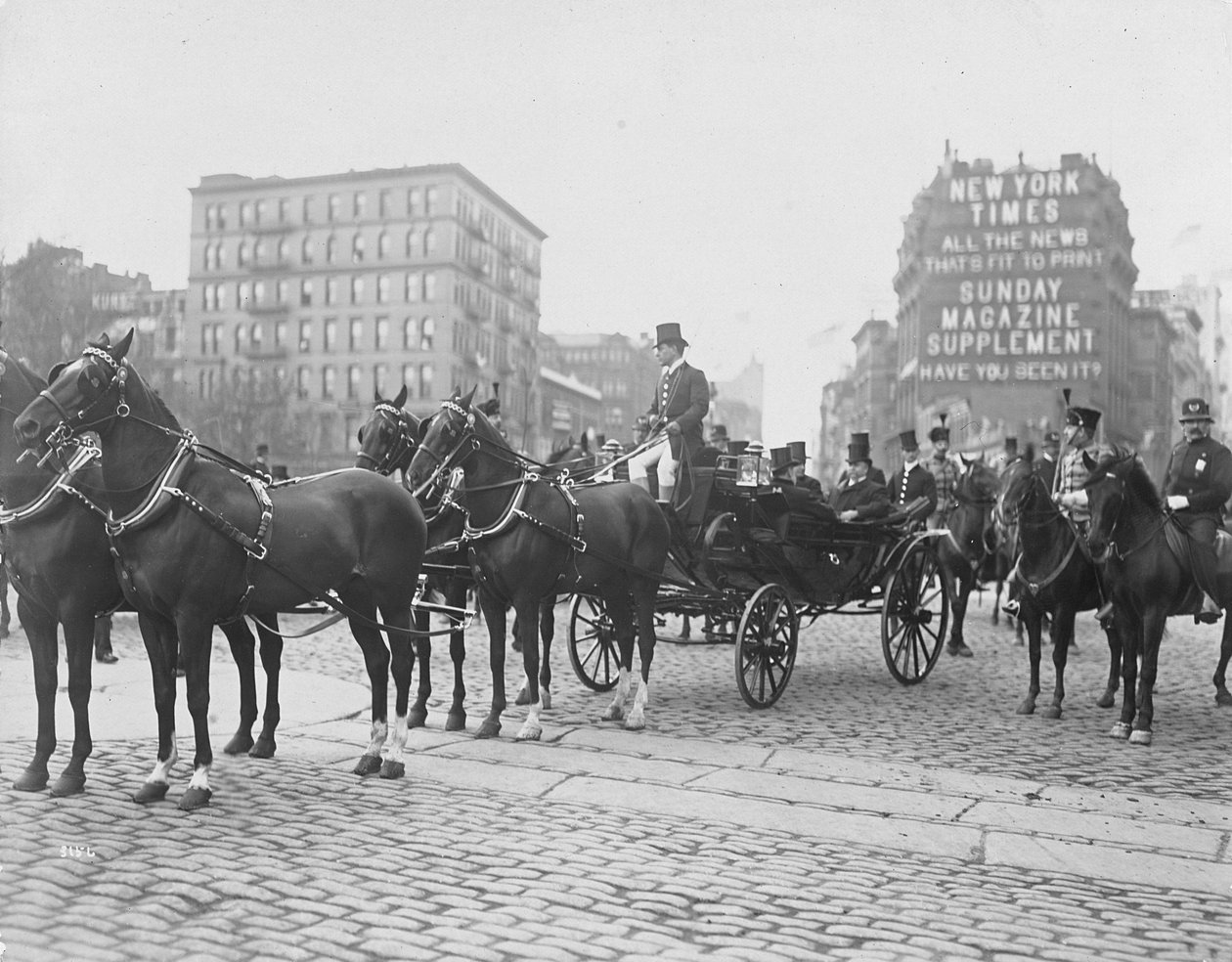 Kulkue, joka liittyy Grantin haudan vihkimiseen Riverside Drivella, oletettavasti 27. huhtikuuta 1897 New Yorkissa (hopeagelatiiniprintti) tekijältä Byron Company