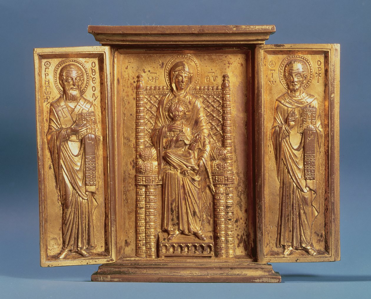 Neitsyt ja lapsi valtaistuimella, St. Gregory Nazianzuksen ja Pyhän Johannes Chrysostomosen välillä (tempera paneelissa) tekijältä Byzantine School