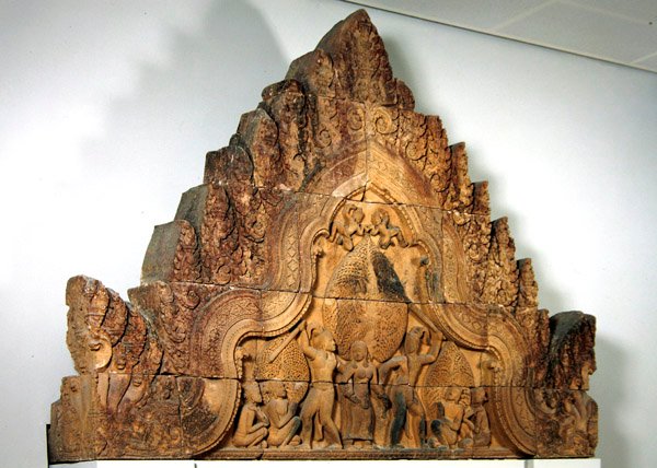 Gopuran jalusta Banteay Sreistä, Kambodžasta, n. 967 (vaaleanpunainen hiekkakivi) tekijältä Cambodian School