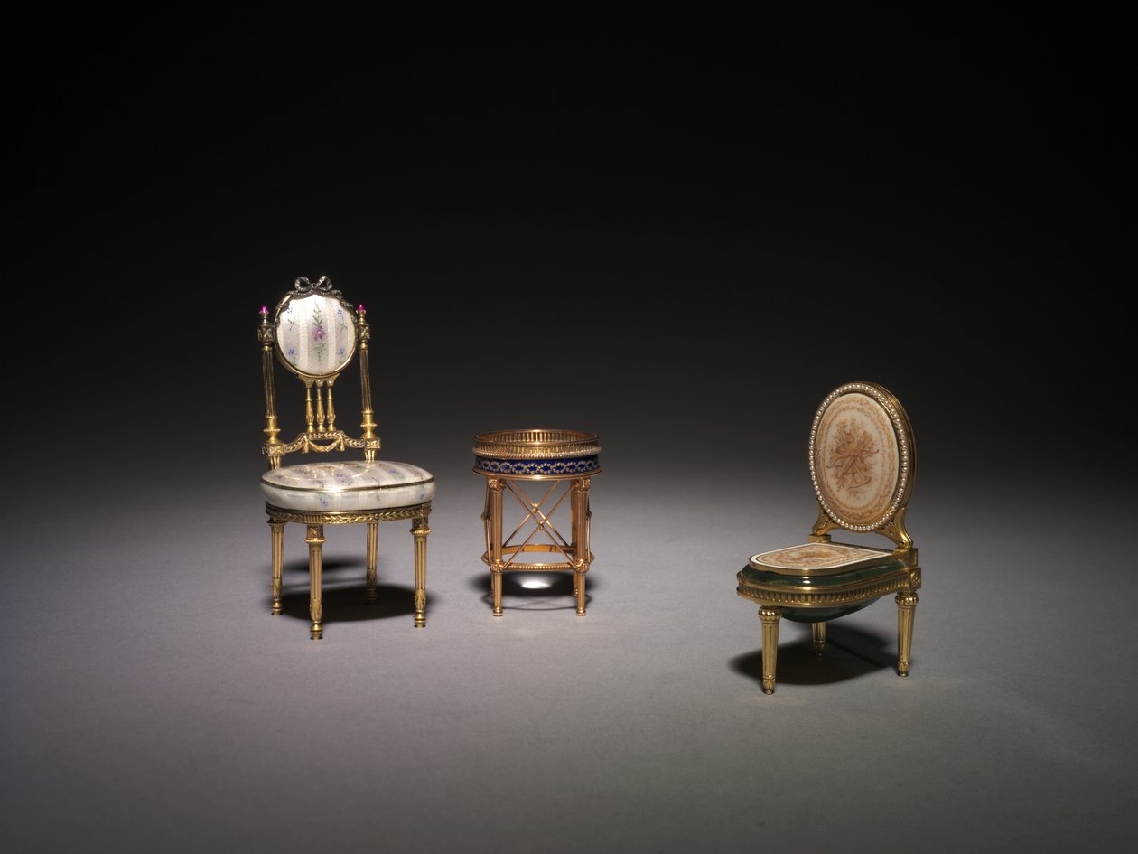 Miniatyyri tuoli, kompassi ja minibidee tekijältä Carl Fabergé
