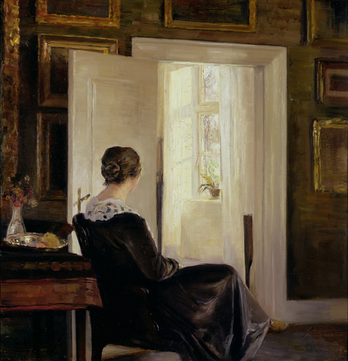 Nainen istuu oven lähellä tekijältä Carl Holsoe