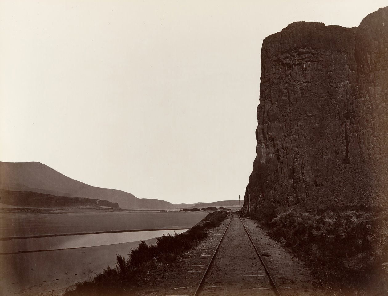 Cape Horn lähellä Celiloa, 1867. tekijältä Carleton Emmons Watkins