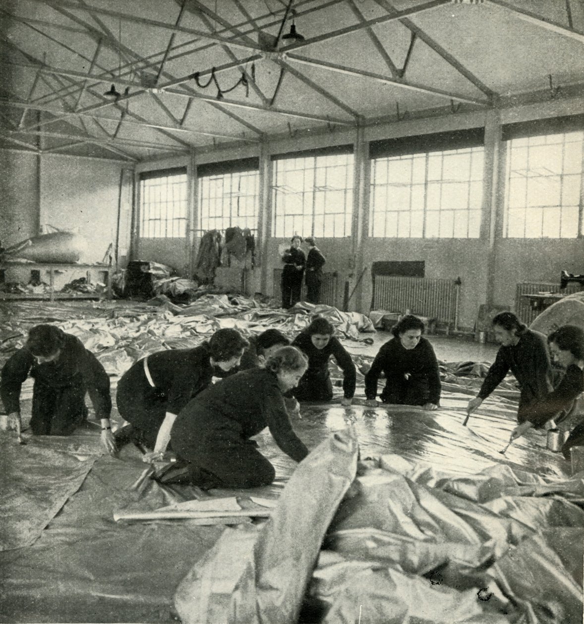 Balloon Fabric Workers, c1943. tekijältä Cecil Beaton