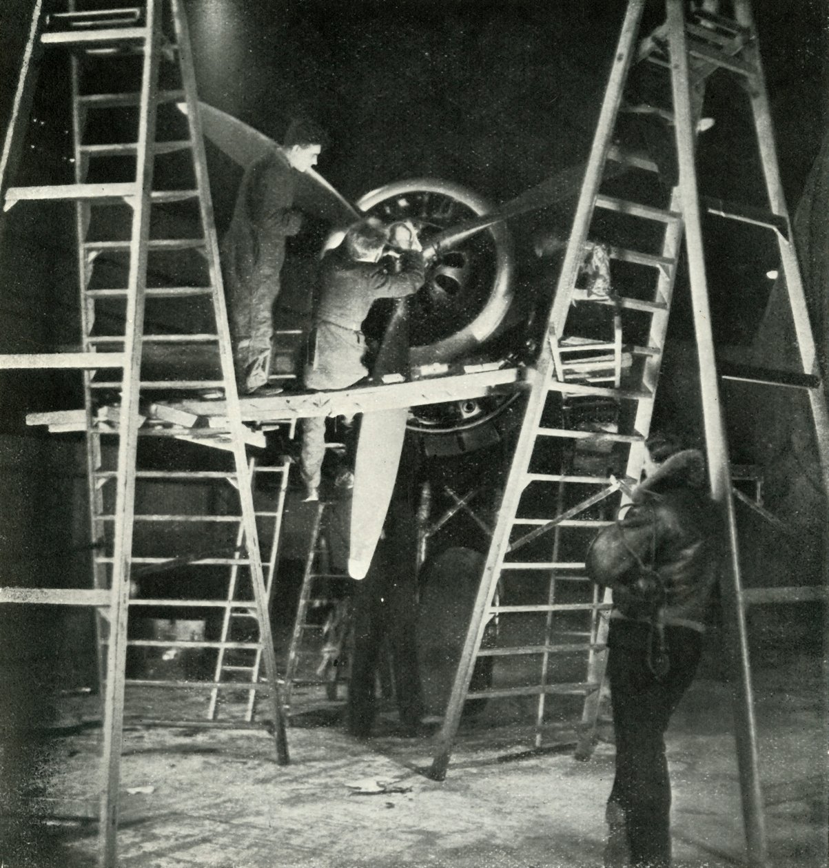 Flight Mechanics, myös W.A.A.F. Kauppa, v1943. tekijältä Cecil Beaton