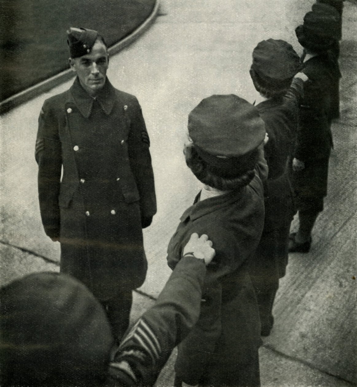R.A.F. Kersantti Drills Airwomen, c1943. tekijältä Cecil Beaton