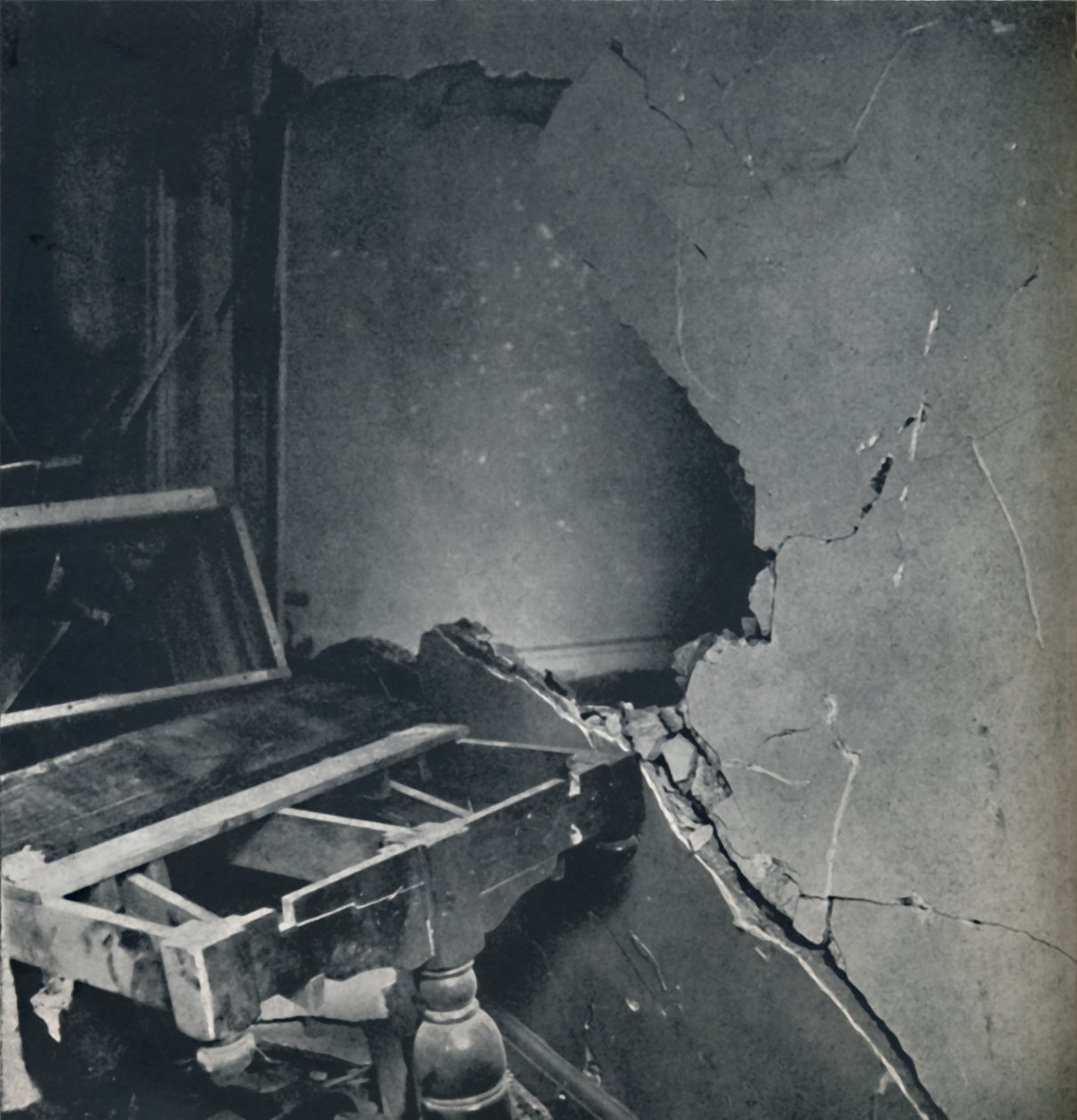 Pöly laskeutuu, 1941 tekijältä Cecil Beaton