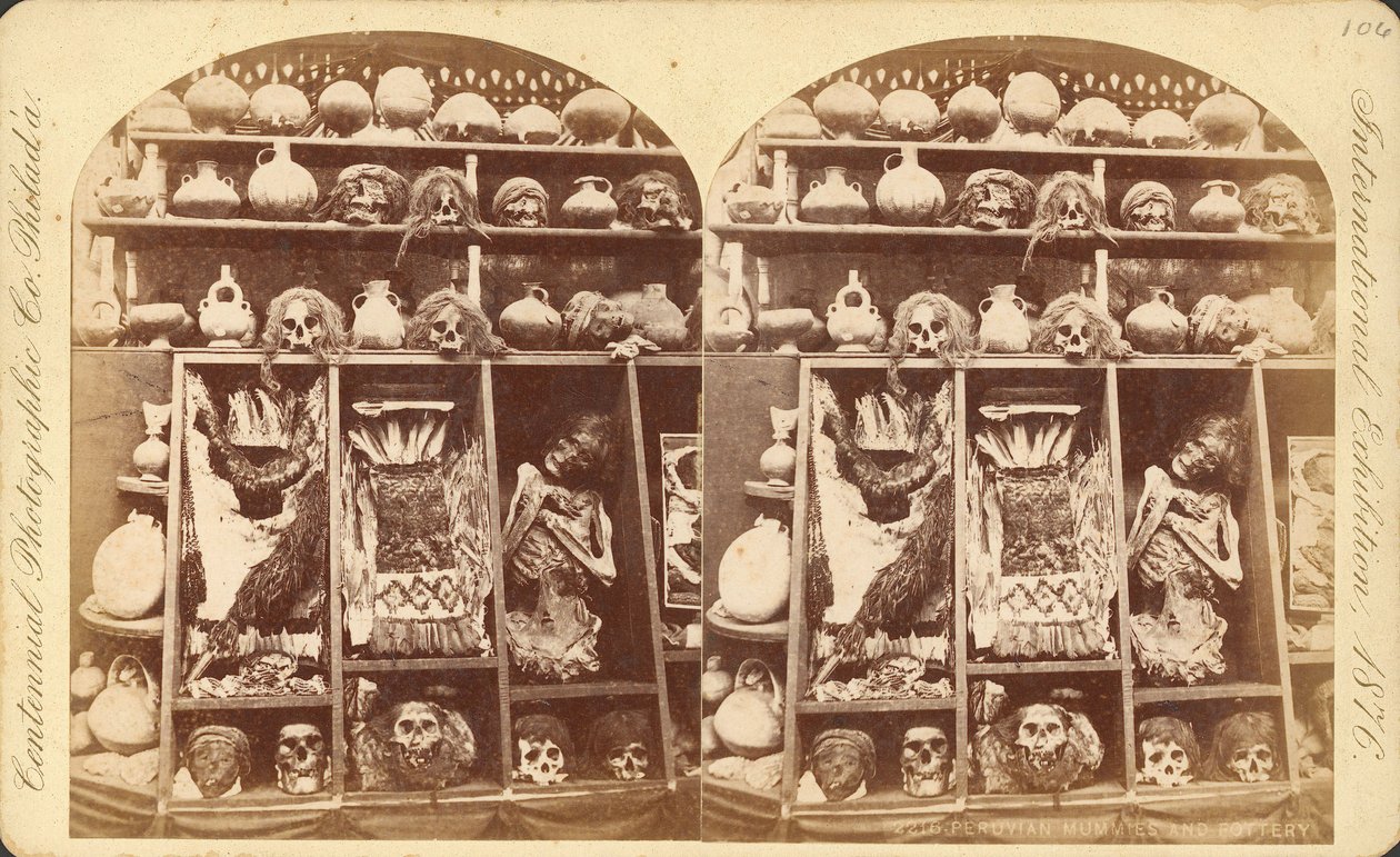 Perun muumiot ja keramiikka (stereografi) tekijältä Centennial Photographic Co.