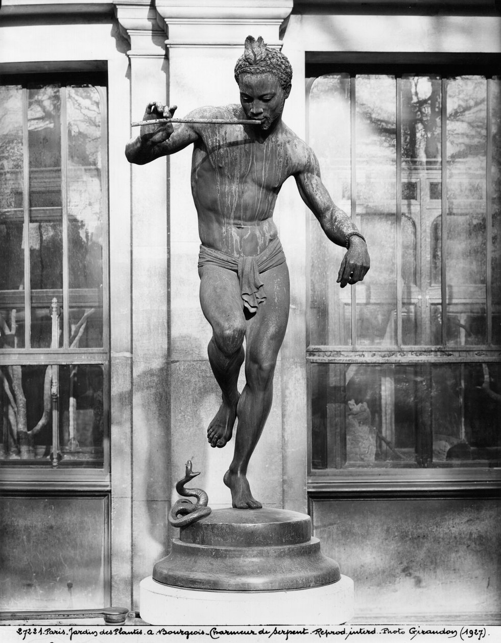 Käärmeen hurmaaja, 1863 (pronssi) tekijältä Charles Arthur Bourgeois