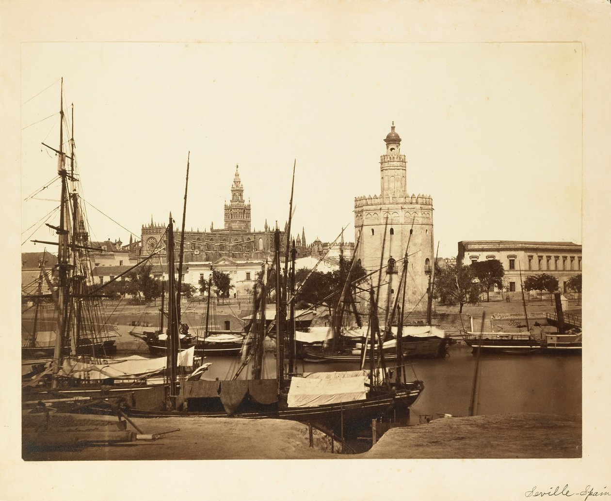 (Katedraali, Torre del Oro ja Guadalquivir -joki, Sevilla) tekijältä Charles Clifford