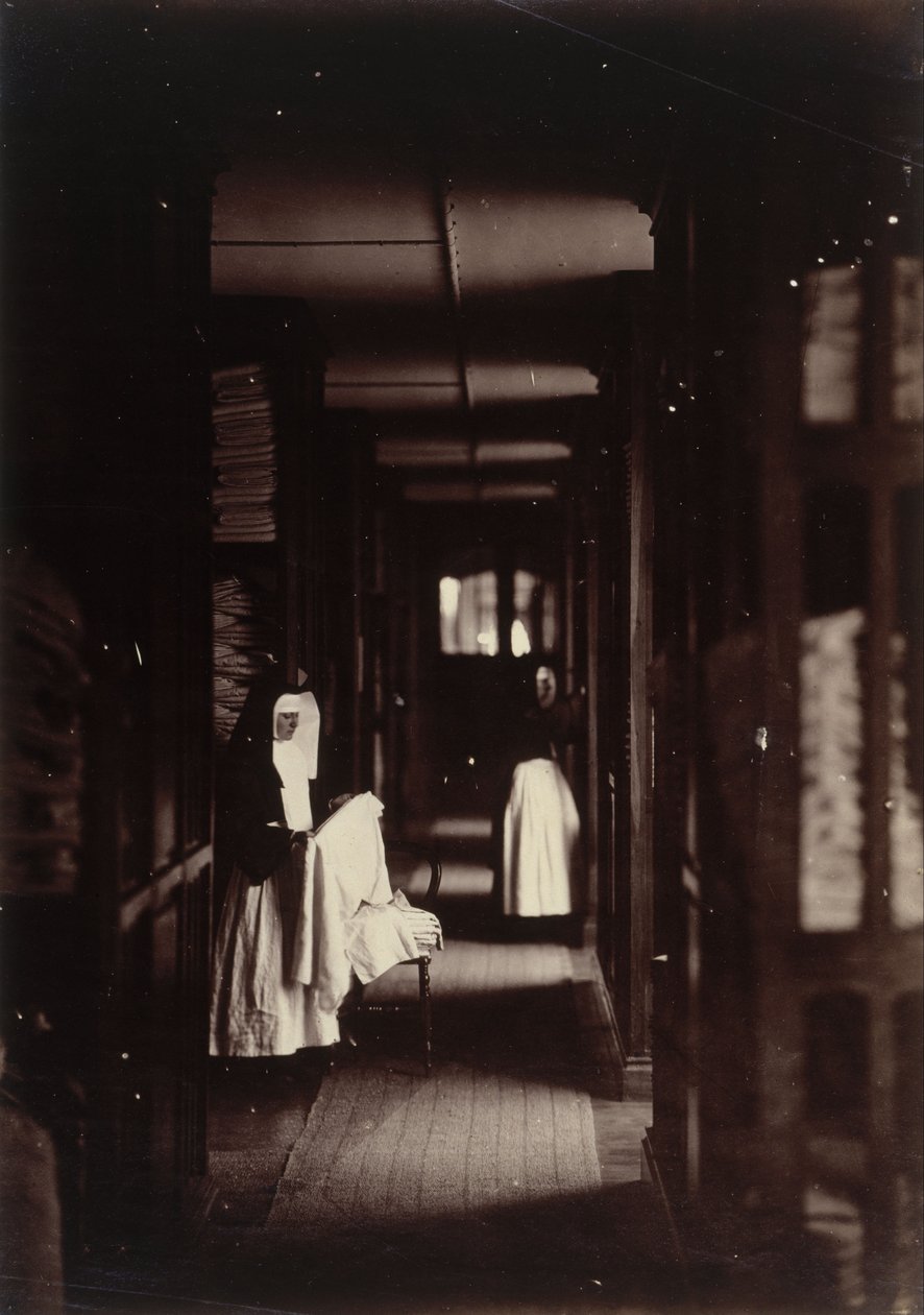 Imperial Asylum Vincennes, alusvaatteet tekijältä Charles Nègre