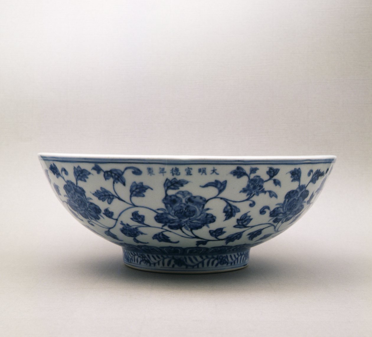 Sinivalkoinen kulho kukkakoristeella Hsuan Te, 1426-35, Ming-dynastia, 1368-1644 (posliini) tekijältä Chinese School