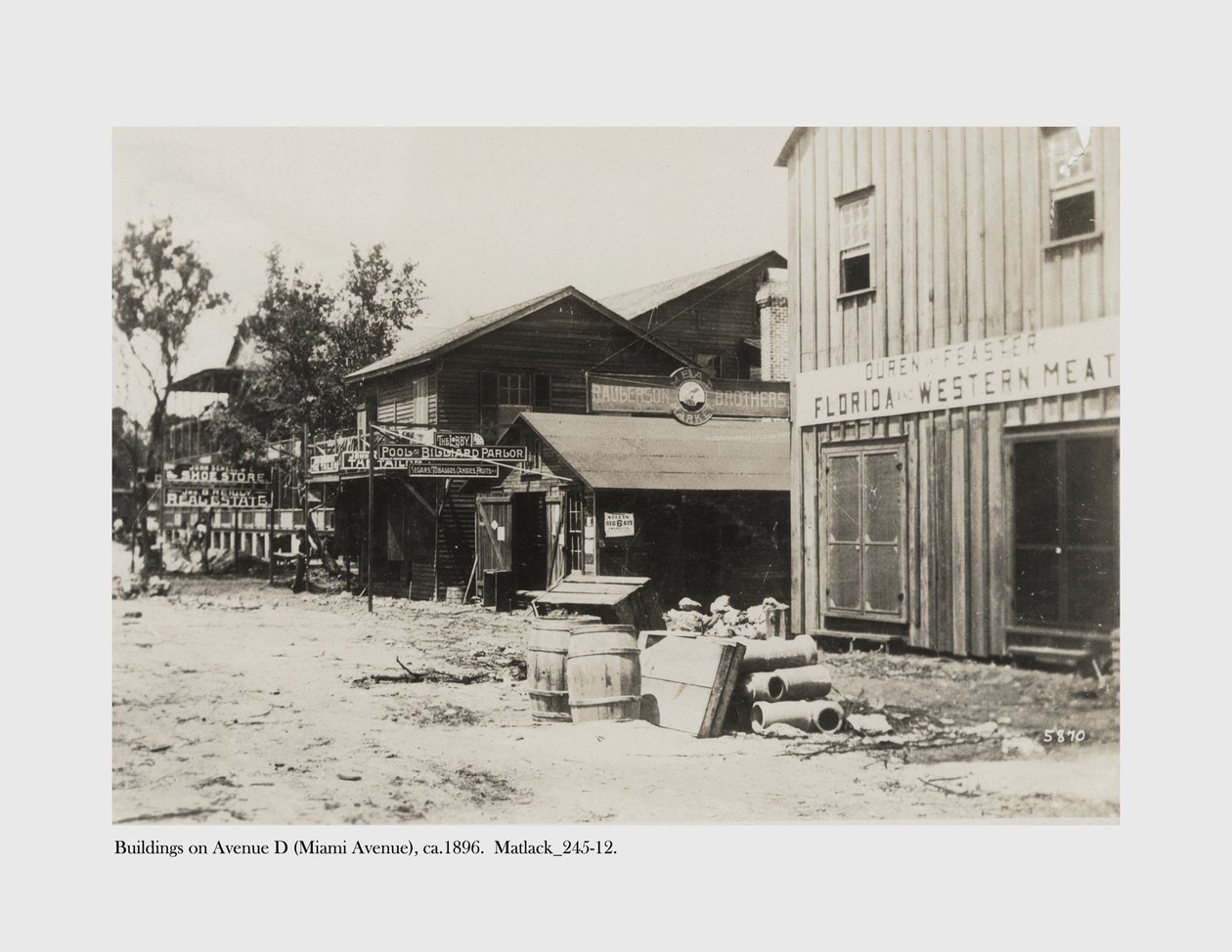 Rakennuksia Avenue D:llä (Miami Avenue), noin 1896. tekijältä Claude C. Matlack