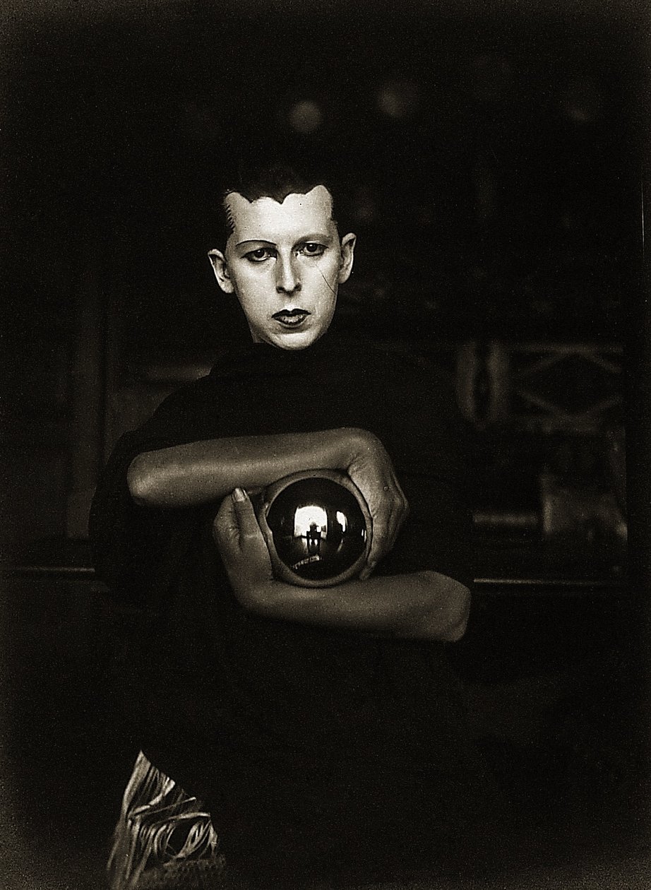 Omakuva, n.1927 (gelatiinihopeatuloste) tekijältä Claude Cahun