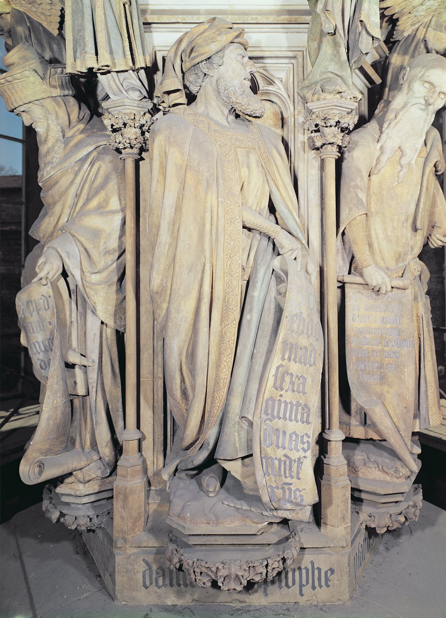 Mooseksen kaivo, yksityiskohta, jossa kuusikulmainen jalusta, jossa Danielin (keskellä), Sakarias (vasemmalla) ja Jesajan (oikealla) hahmot 1395-1404. tekijältä Claus and Malouel, Jean Sluter