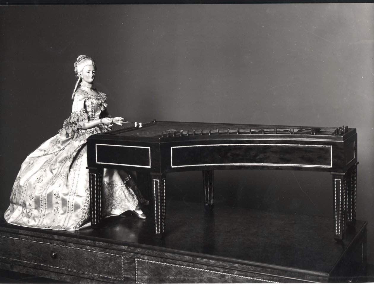 Dulcimer Player (yksityiskohta) (puu ja metalli) (katso myös 157813) tekijältä David Roentgen