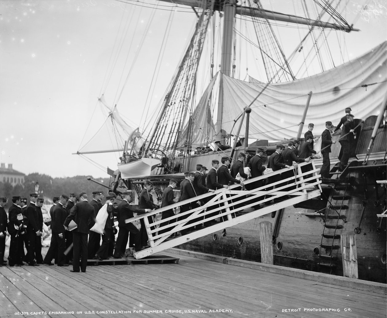 Kadetit nousevat U.S.S. Constellation -alukselle kesäristeilylle, U.S. Naval Academy, Annapolis, Maryland, n.1890-1901. tekijältä Detroit Publishing Co.