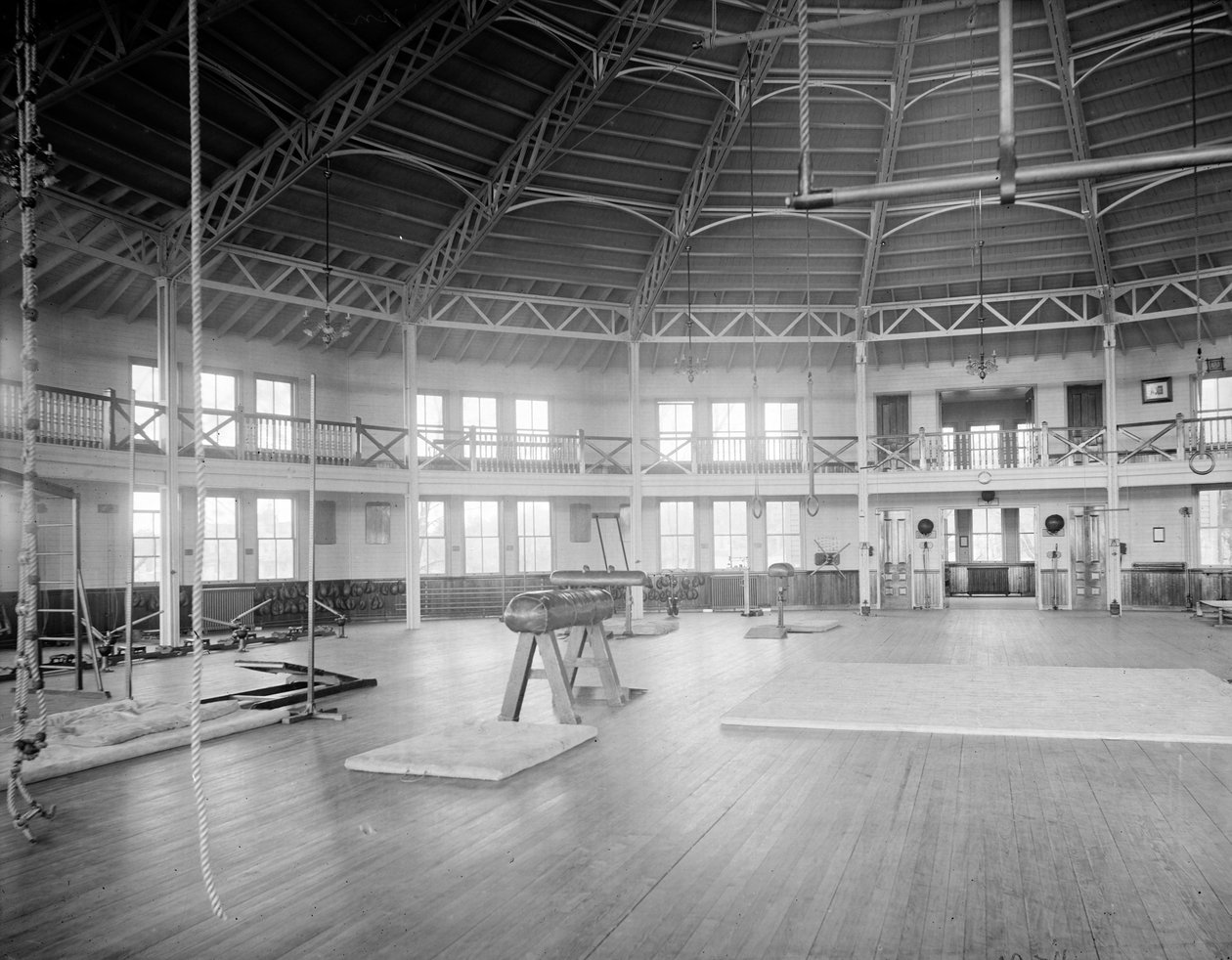 Gymnasiumin sisustus, US Naval Academy, n. 1890-1901 tekijältä Detroit Publishing Co.