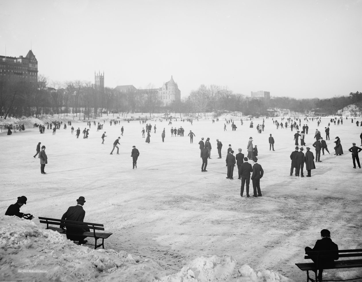 Luistelu Central Parkissa, New Yorkissa, noin 1900-06 tekijältä Detroit Publishing Co.