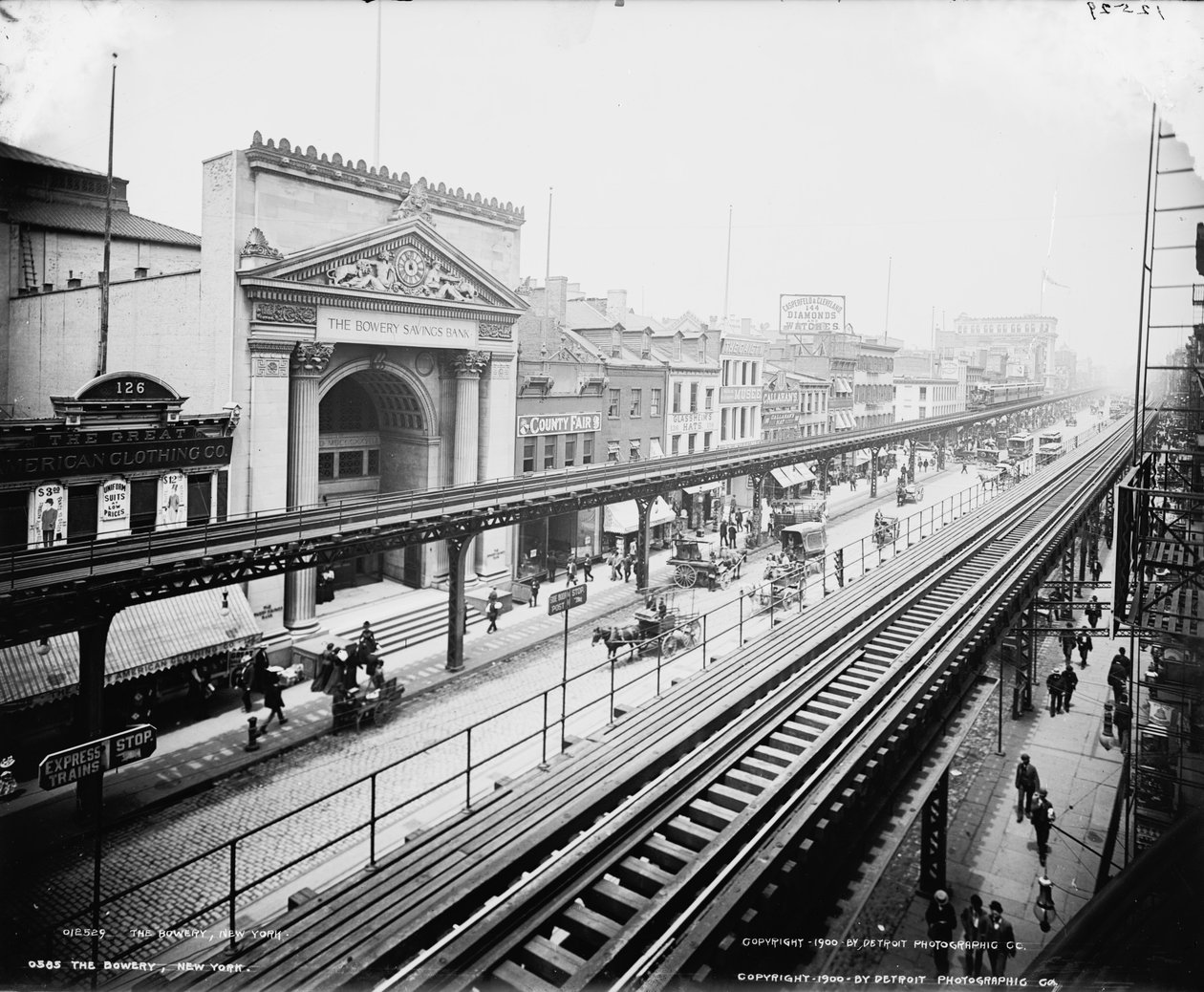 The Bowery, New York, noin 1900 tekijältä Detroit Publishing Co.