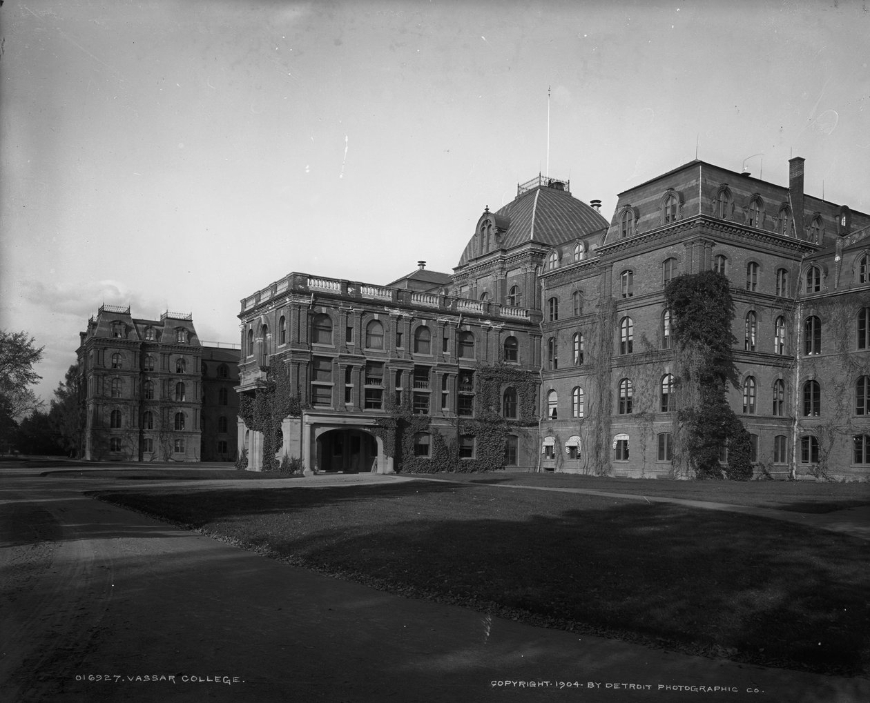 Vassar College, Poughkeepsie, New York, n. 1904 tekijältä Detroit Publishing Co.