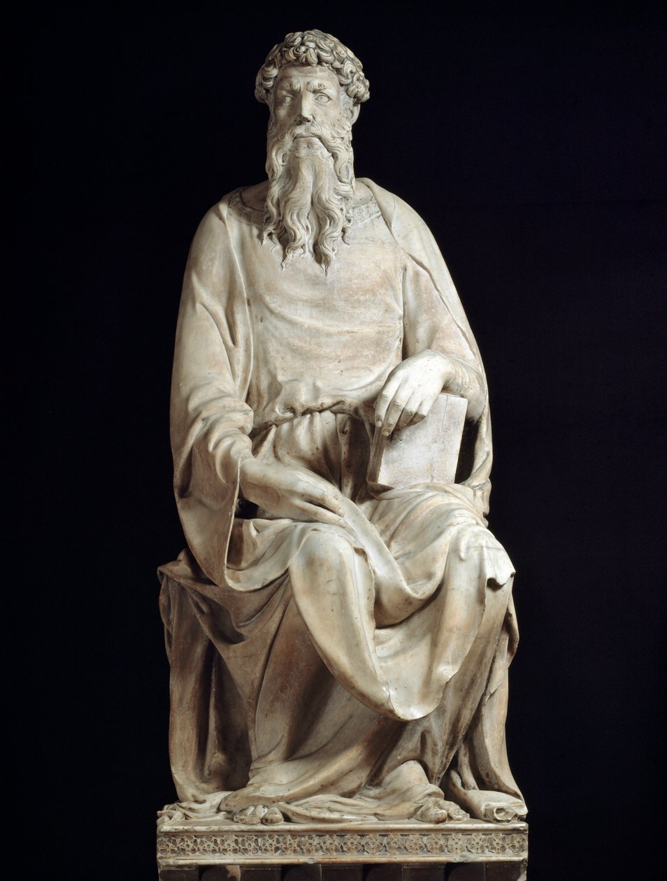 Pyhä Johannes evankelista. Marmori veistos tekijältä Donatello