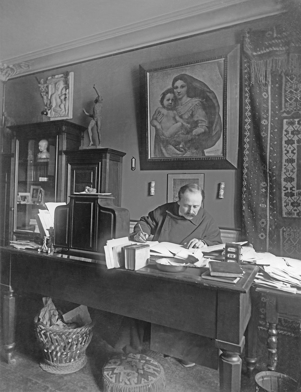 Ranskalainen säveltäjä Jules Massenet istuu pöytänsä ääressä tekijältä Dornac