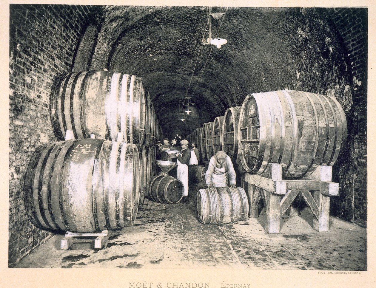 Viinin kaataminen tynnyreihin, "Le France Vinicole", pub. kirjoittanut Moet und Chandon, Epernay (valokuva) tekijältä E.M. Choque