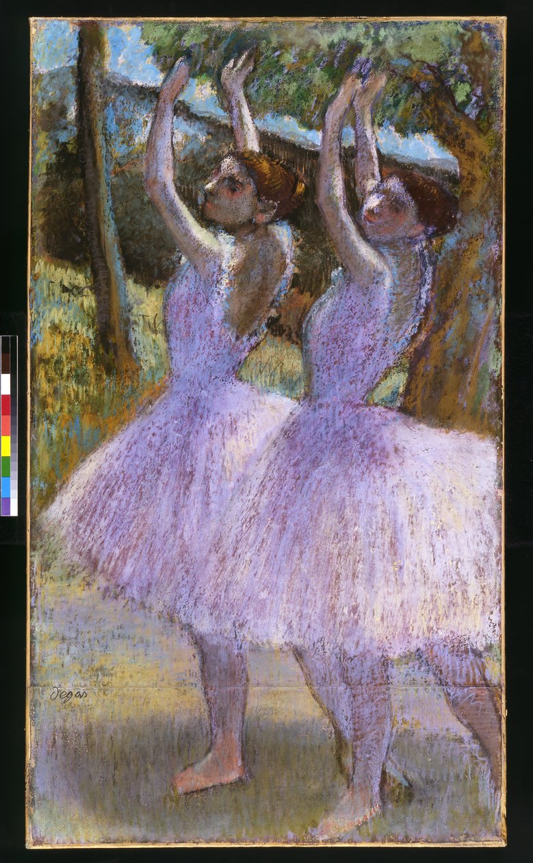 PD.2-1979 Tanssijat violeteissa mekoissa, kädet kohotettuina, n.1900 (pastelli ja musta liitu paperille) tekijältä Edgar Degas
