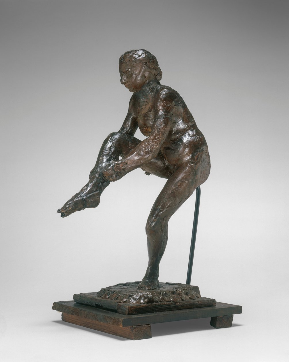 Tanssija pukeutuu sukkiinsa, 1890s1911. tekijältä Edgar Degas