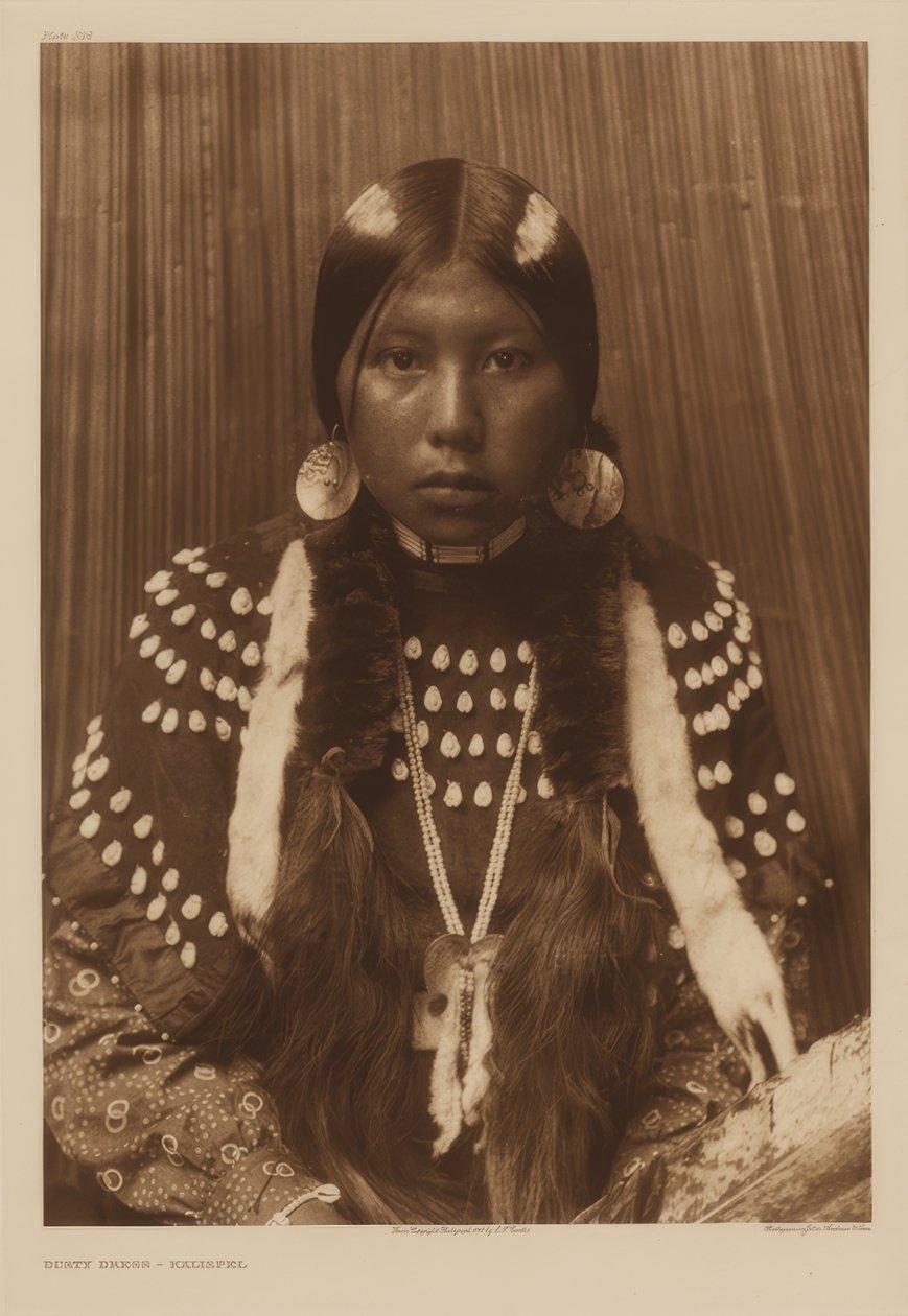 Pölyinen mekko - Kalispel tekijältä Edward S. Curtis