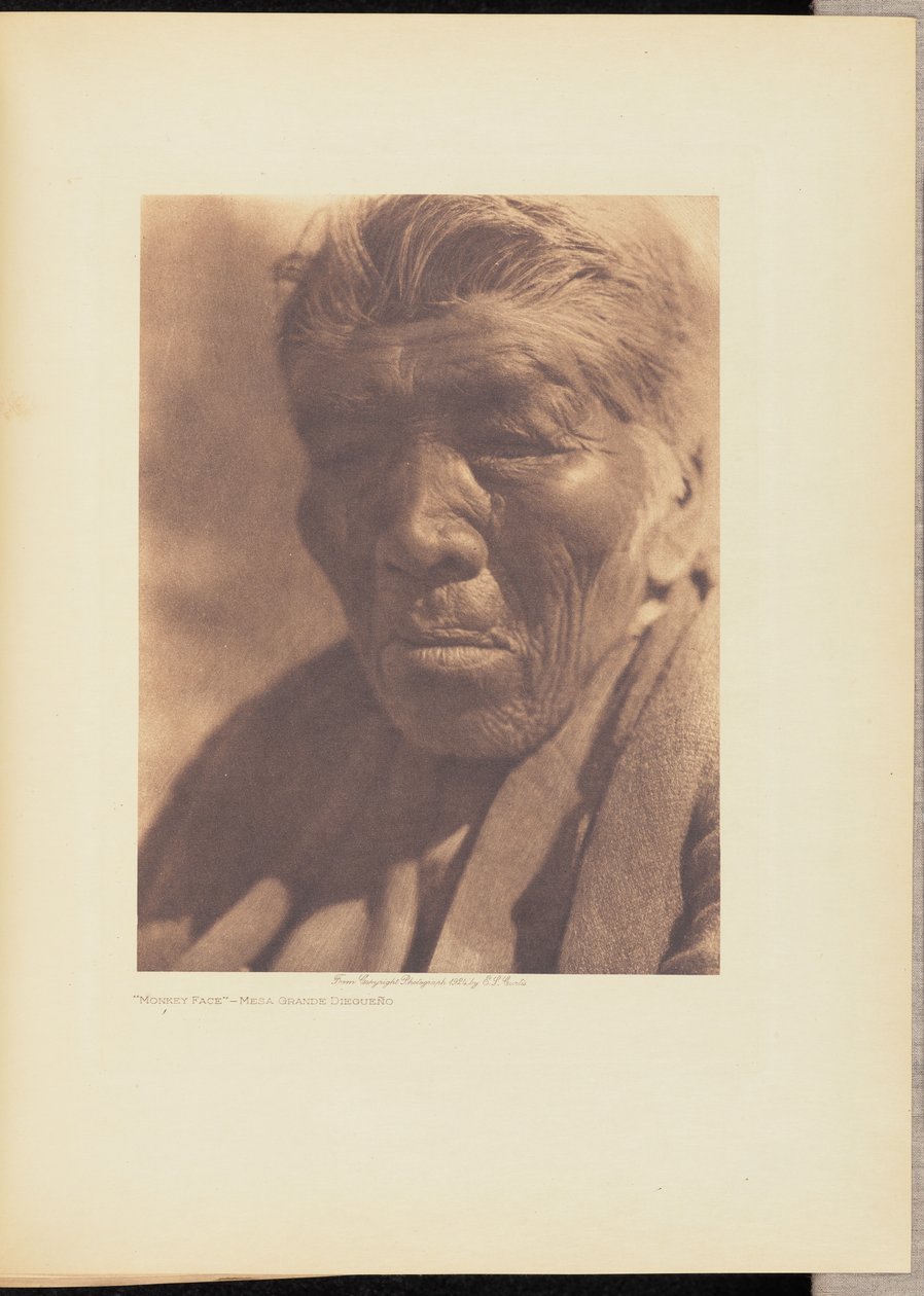 "Monkey Face - Suuri Diegueño-pöytä". tekijältä Edward S. Curtis