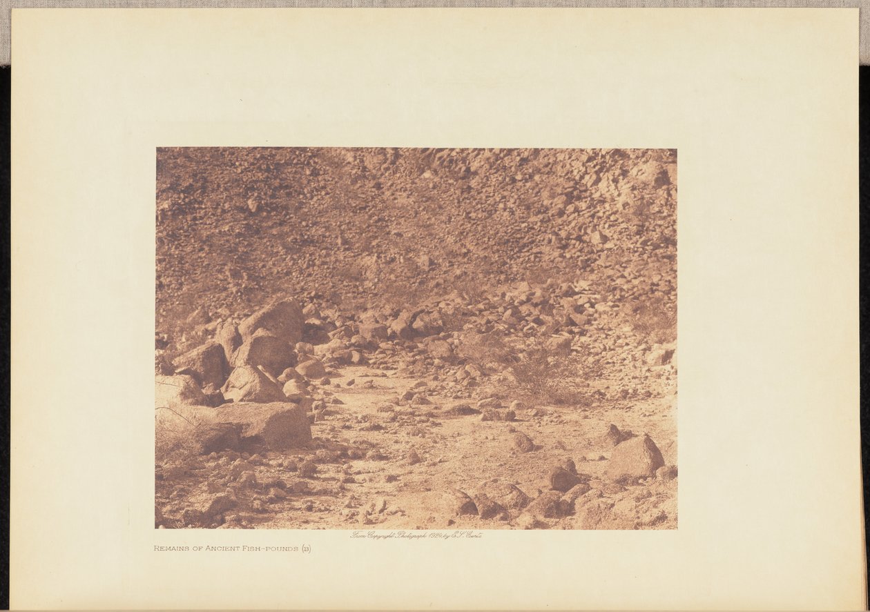 Muinaisten kalanpyydysten jäännökset (b) tekijältä Edward S. Curtis